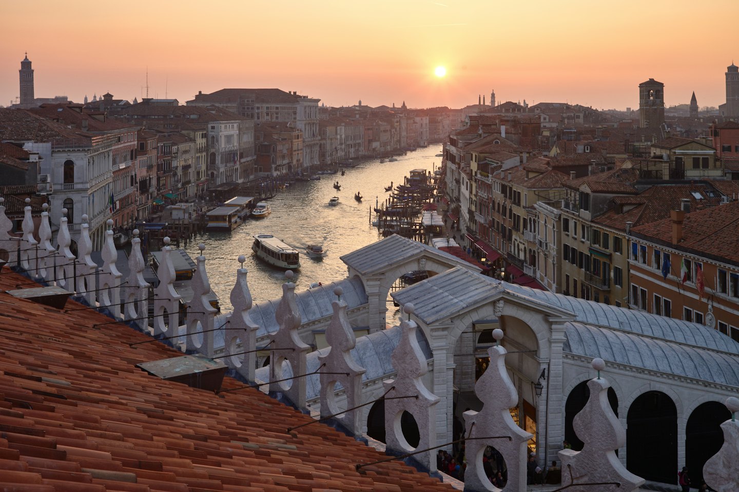 Barche navigano sul Canal Grande vicino allo storico Ponte di Rialto.